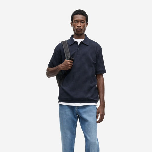 Sajase rib polo Salute porté de face sur un t-shirt blanc avec un jean clair, polo côtelé Samsøe Samsøe