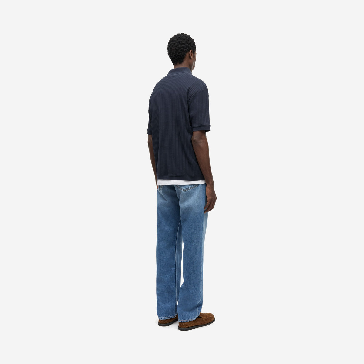 Sajase rib polo Salute porté de dos, vue de trois quarts avec un jean droit délavé, Samsøe Samsøe
