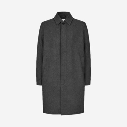 Manteau Salapo Black en packshot de face, col pointu et boutonnage caché, Samsøe Samsøe chez For The Week à Ajaccio