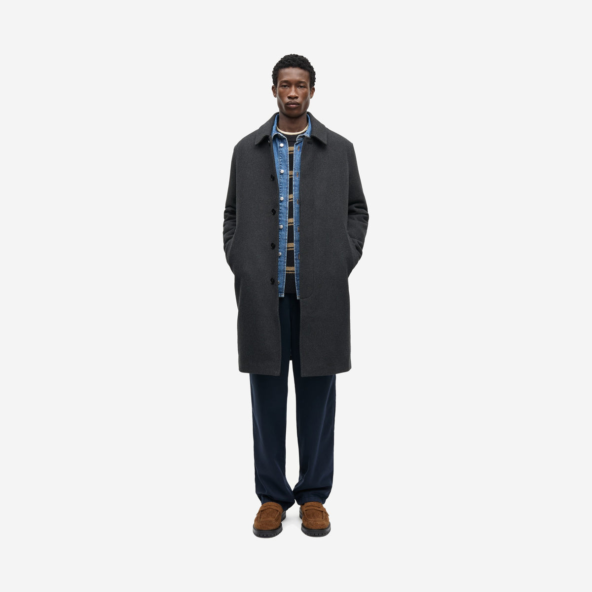 Manteau Salapo Black porté ouvert de face, silhouette droite mi-longue en polyester recyclé et laine, Samsøe Samsøe