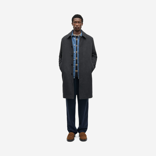 Manteau Salapo Black porté ouvert de face, silhouette droite mi-longue en polyester recyclé et laine, Samsøe Samsøe