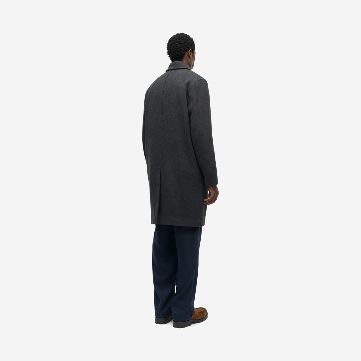 Manteau Salapo Black porté de dos, vu de trois quarts, longueur au-dessus du genou, tissage en diagonale, Samsøe Samsøe
