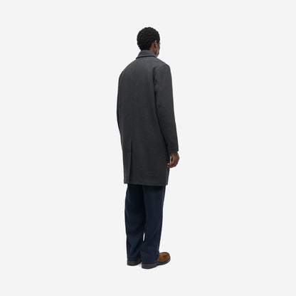 Manteau Salapo Black porté de dos, vu de trois quarts, longueur au-dessus du genou, tissage en diagonale, Samsøe Samsøe
