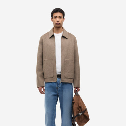 Sapaulo Jacket Lead Gray Mel. Samsøe Samsøe, chiné brun taupe, portée ouverte de face sur un tee-shirt blanc