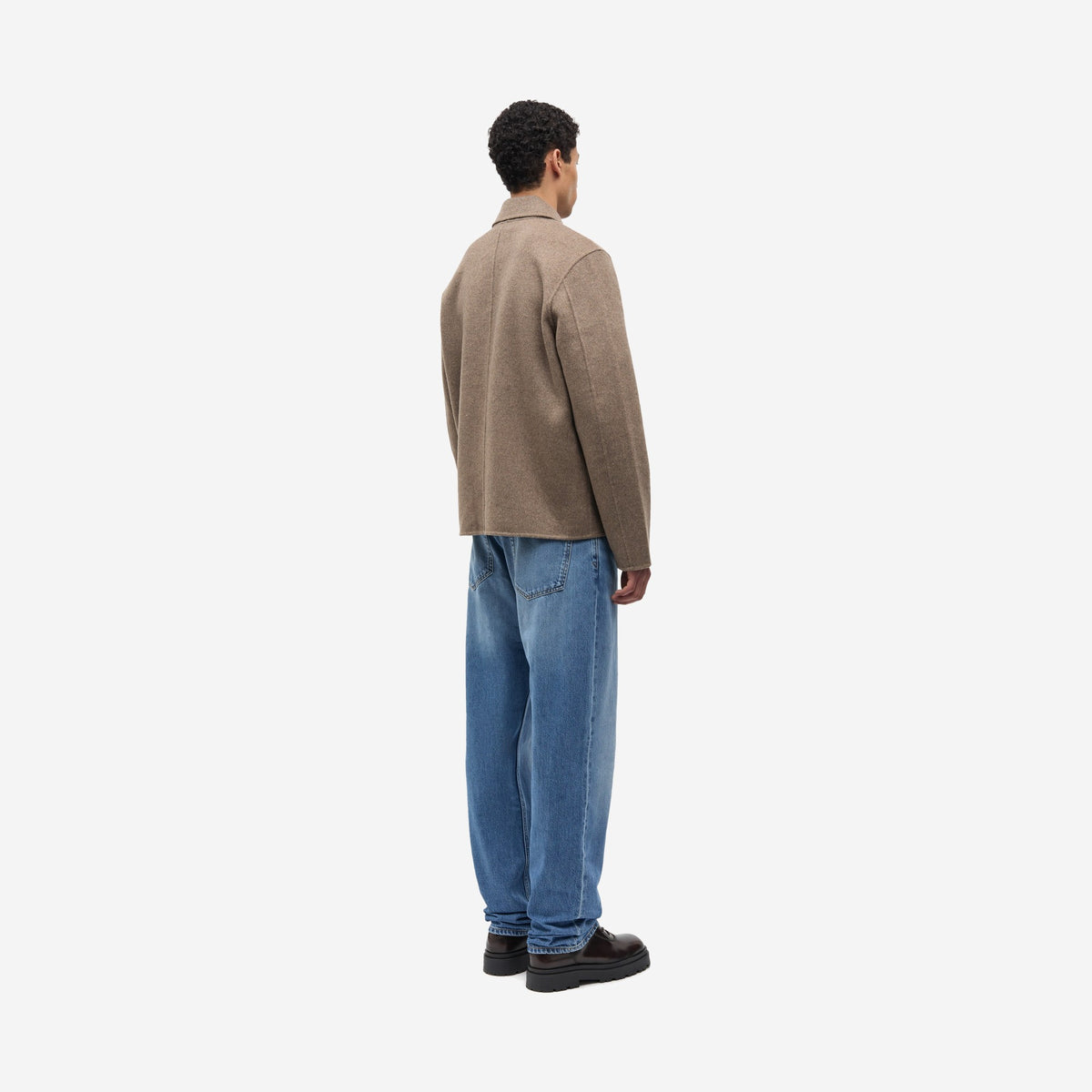 Veste Sapaulo Lead Gray Mel. Samsøe Samsøe portée de dos avec un jean bleu large