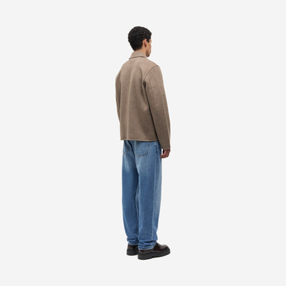 Veste Sapaulo Lead Gray Mel. Samsøe Samsøe portée de dos avec un jean bleu large
