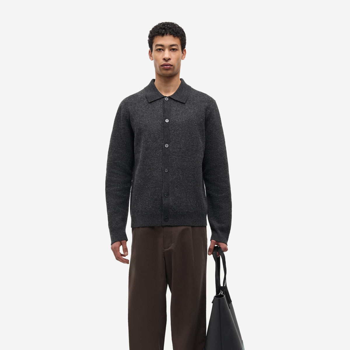 Sarichard cardigan Dark Grey Mel. porté de face, boutonné, avec un pantalon marron, 100 % mérinos Samsøe Samsøe