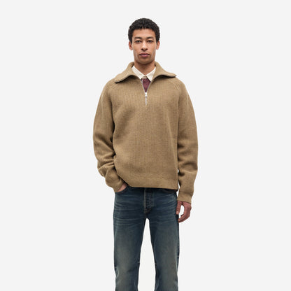 Sarick turtleneck Lead Gray porté de face, demi-zip ouvert, pull côtelé en laine Samsøe Samsøe chez For The Week à Ajaccio