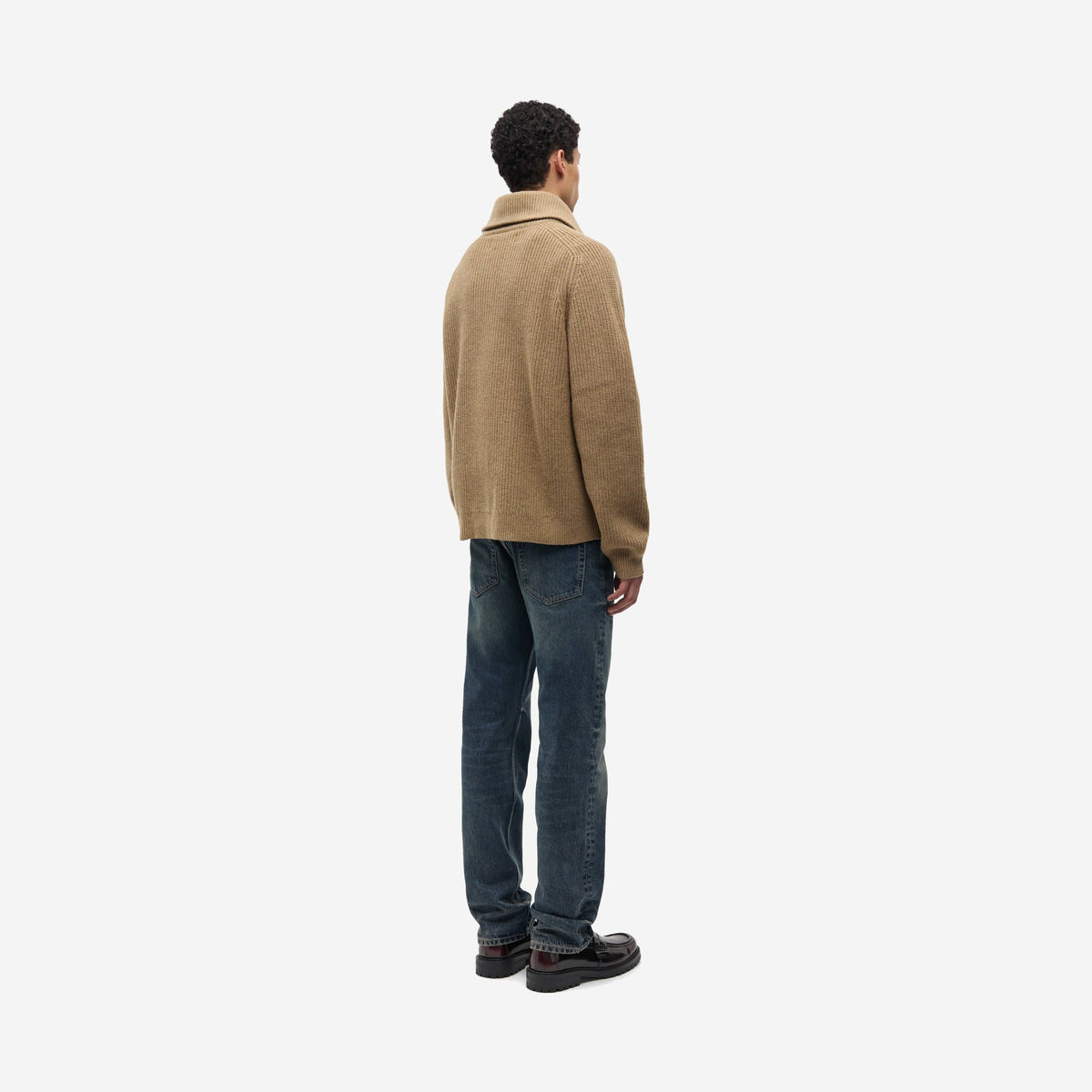 Sarick turtleneck Lead Gray porté de dos, col montant et manches raglan en laine côtelée, Samsøe Samsøe
