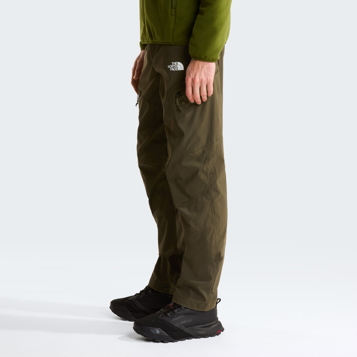 The North Face Pantalon Exploration Kaki, porté de profil, chez For The Week Ajaccio