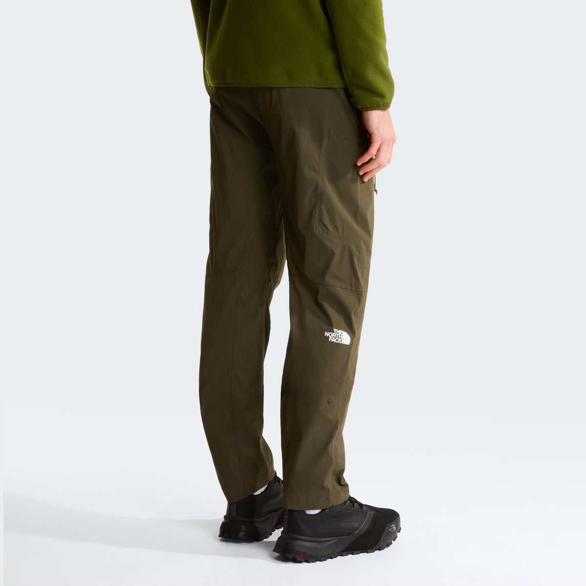 The North Face Pantalon Exploration Kaki, porté de dos, chez For The Week Ajaccio