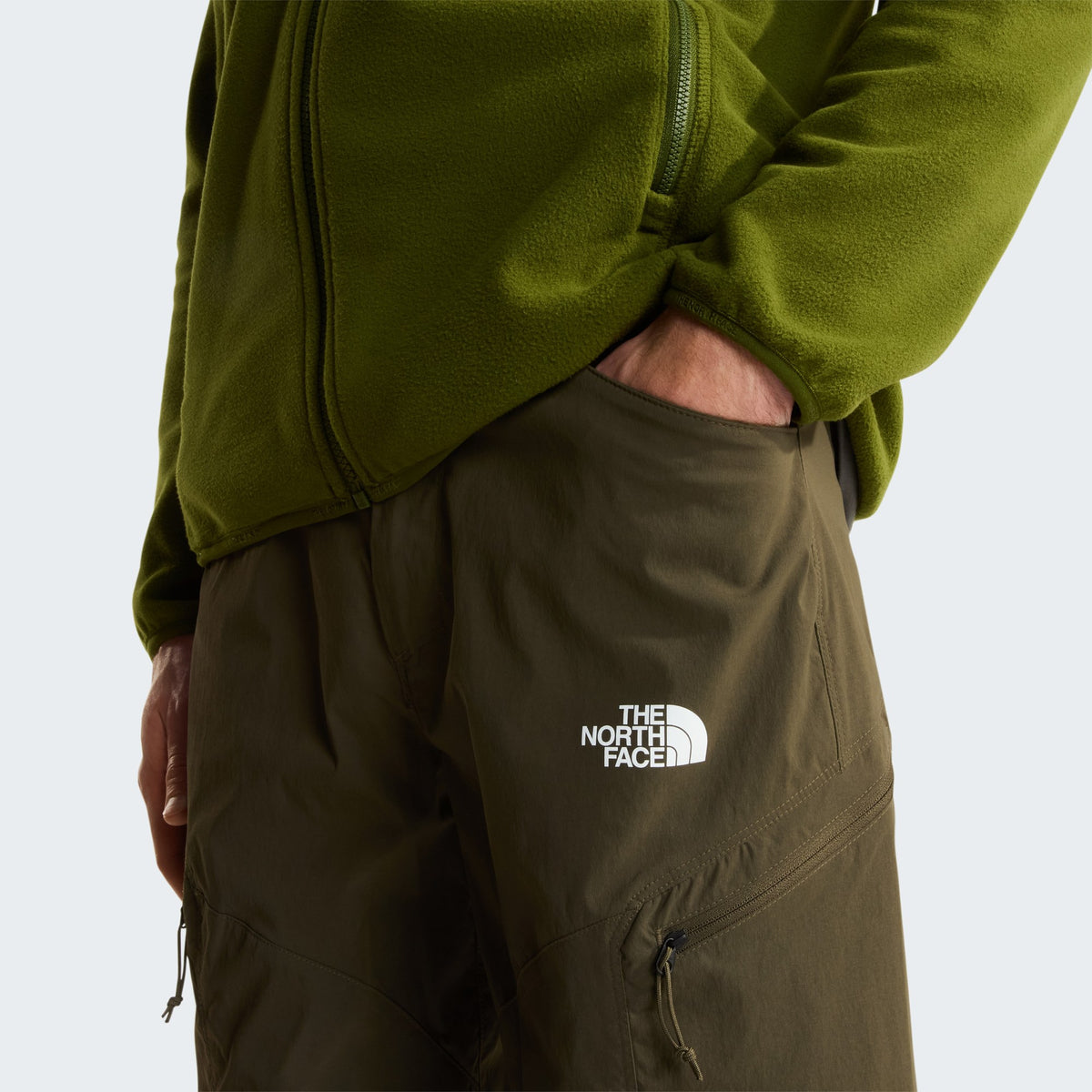 The North Face Pantalon Exploration Kaki, poche et logo, chez For The Week Ajaccio