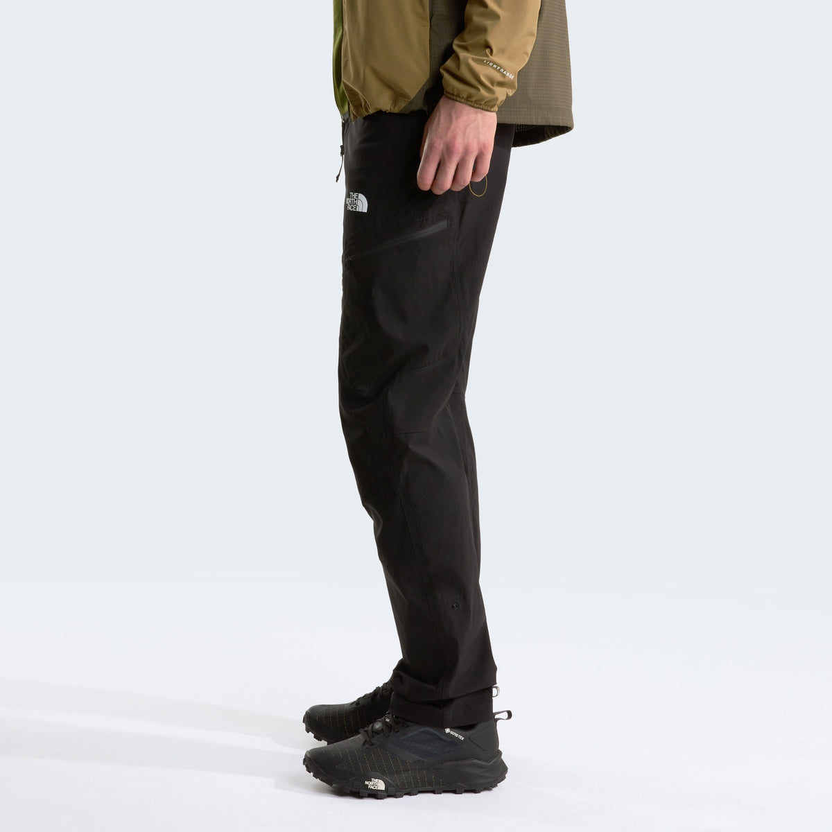 The North Face Pantalon Exploration Noir, porté de profil, chez For The Week Ajaccio