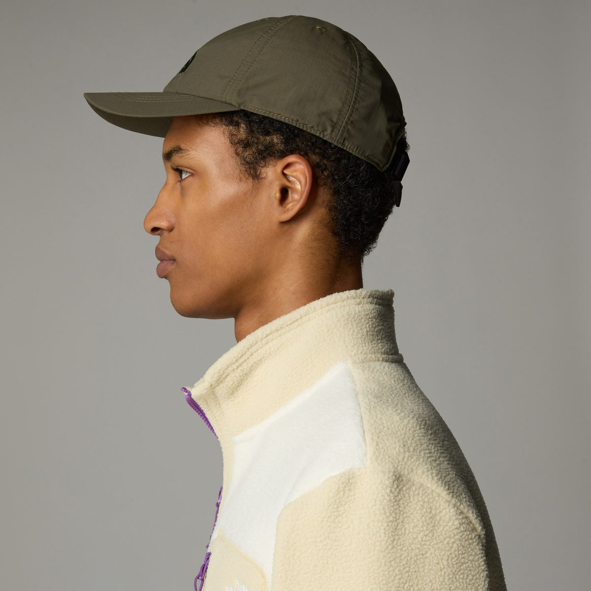 The North Face Casquette Horizon Kaki, portée de profil, chez For The Week Ajaccio