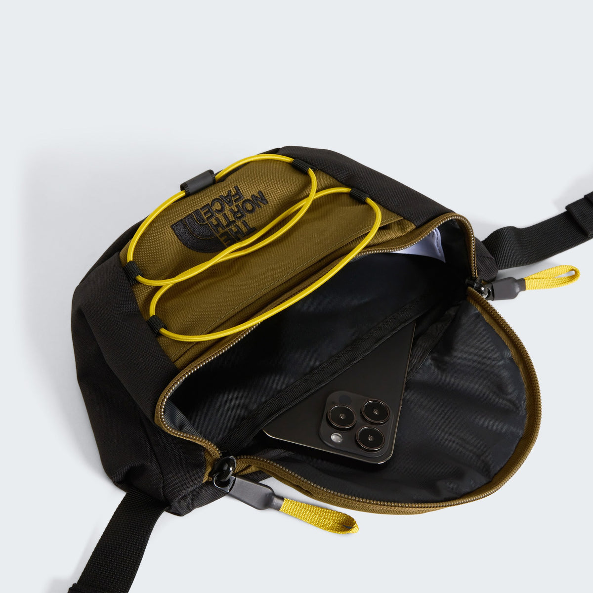 The North Face Sac banane Jester Kaki, compartiment principal ouvert, chez For The Week Ajaccio
