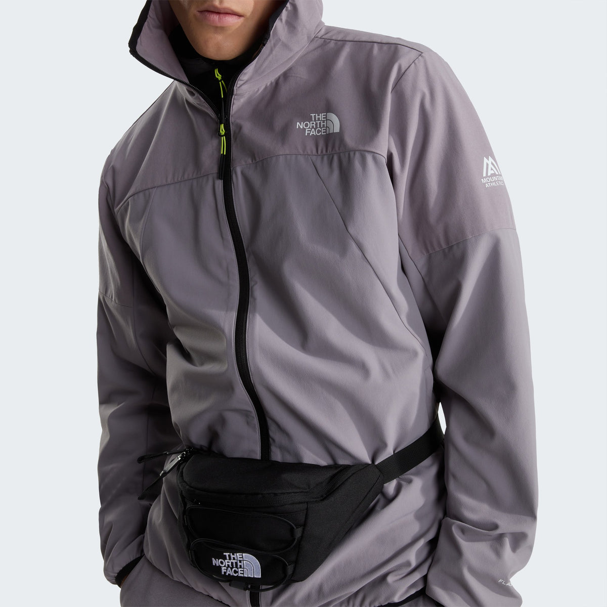The North Face Sac banane Jester Noir, porté à la taille, chez For The Week Ajaccio