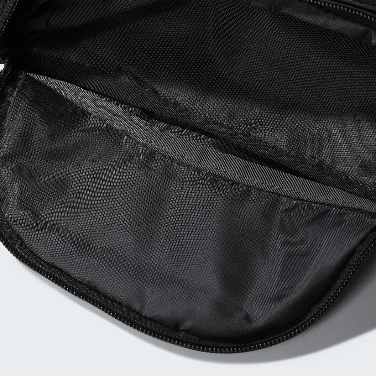 The North Face Sac banane Jester Noir, compartiment principal ouvert, chez For The Week Ajaccio