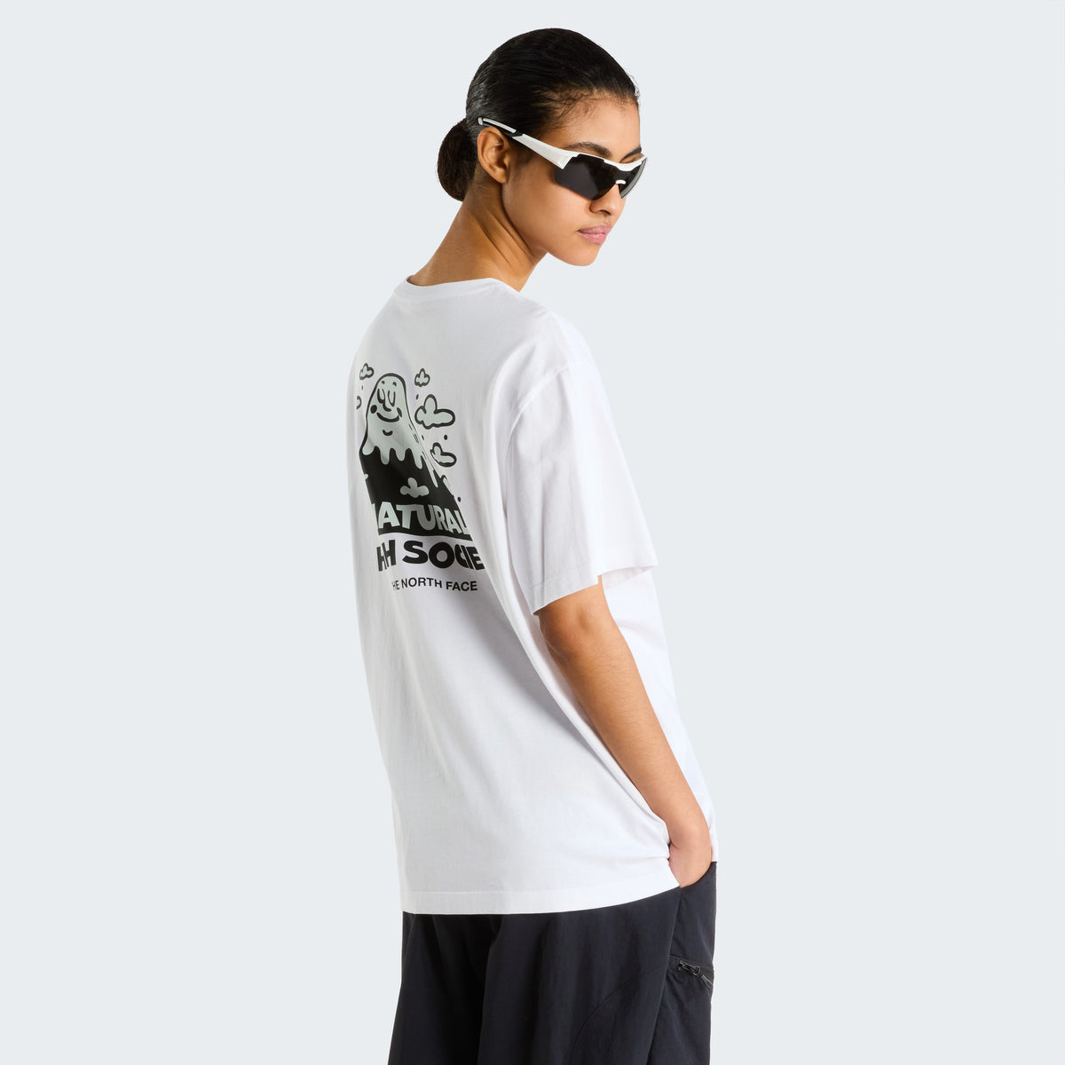 The North Face T-shirt Natural High Society Blanc, porté de dos, version femme, chez For The Week Ajaccio