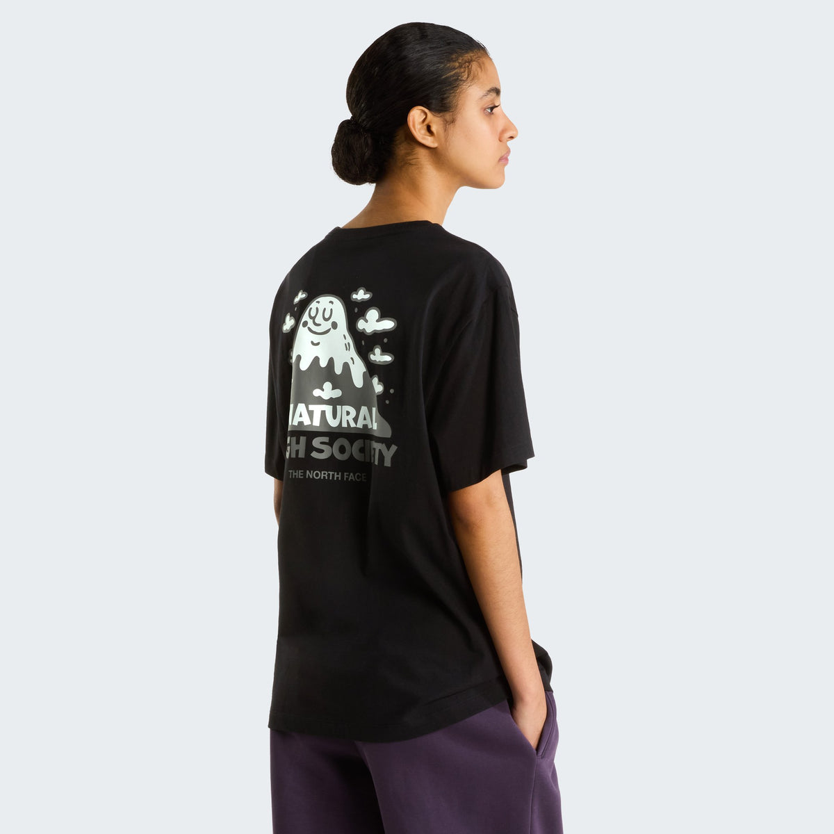 The North Face T-shirt Natural High Society Noir, porté de dos, version femme, chez For The Week Ajaccio