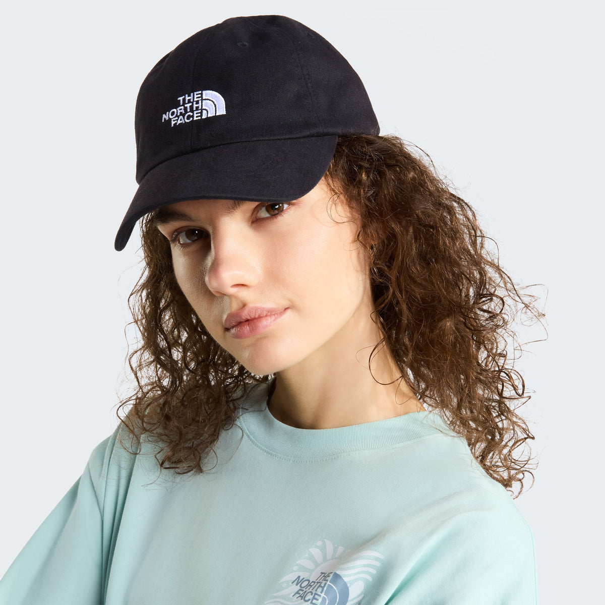 The North Face Casquette Norm Noir, portée de trois-quarts, chez For The Week Ajaccio