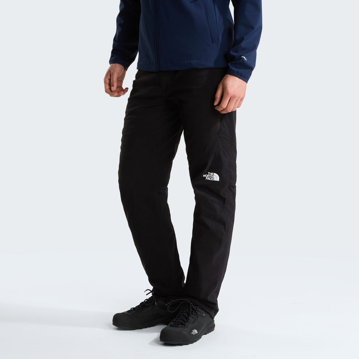 The North Face Pantalon Winter Exploration Noir, porté de face, chez For The Week Ajaccio