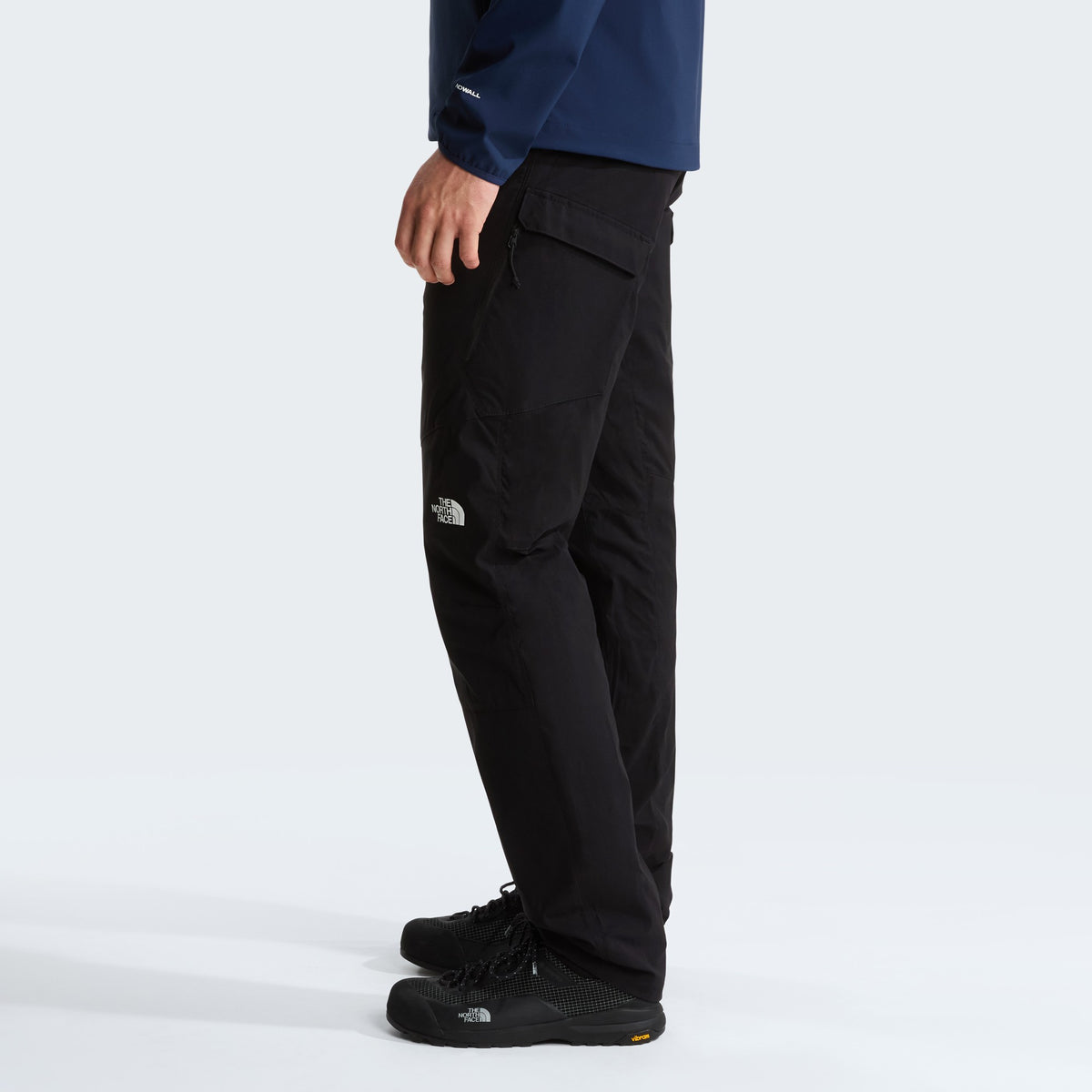 The North Face Pantalon Winter Exploration Noir, porté de profil, chez For The Week Ajaccio