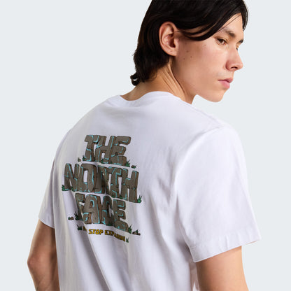 The North Face T-shirt Stone Logo Blanc, détail de l'imprimé au dos, chez For The Week Ajaccio